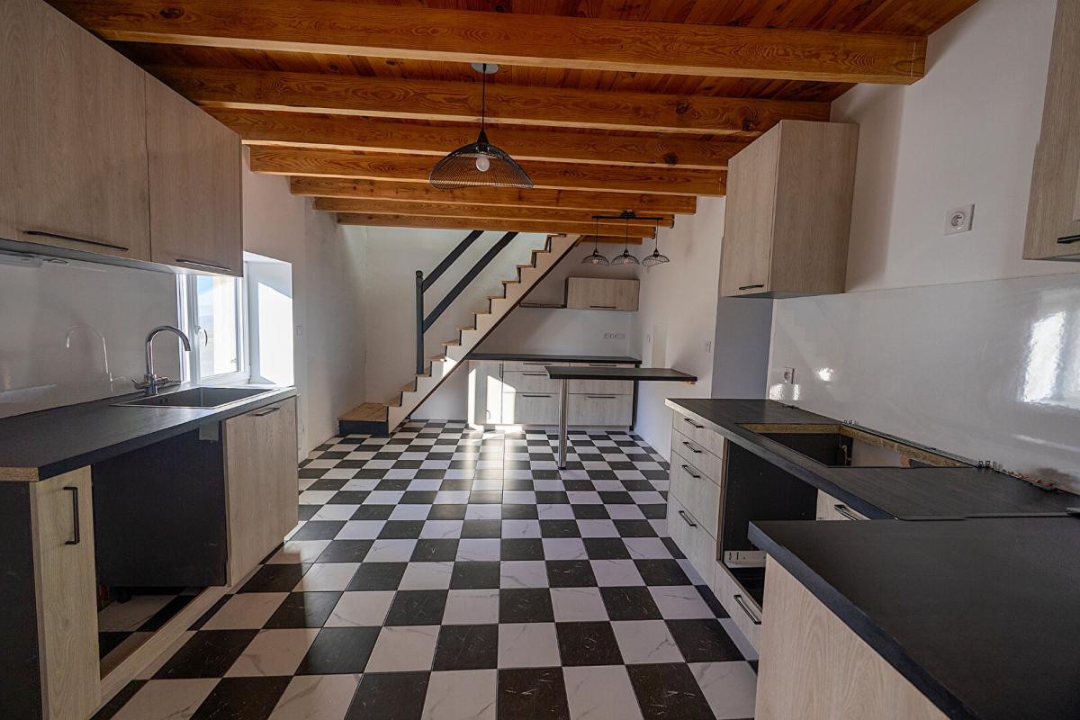 LONGESSAIGNE Maison de caractère : Un balcon sur la nature et un potentiel à sculpter 9