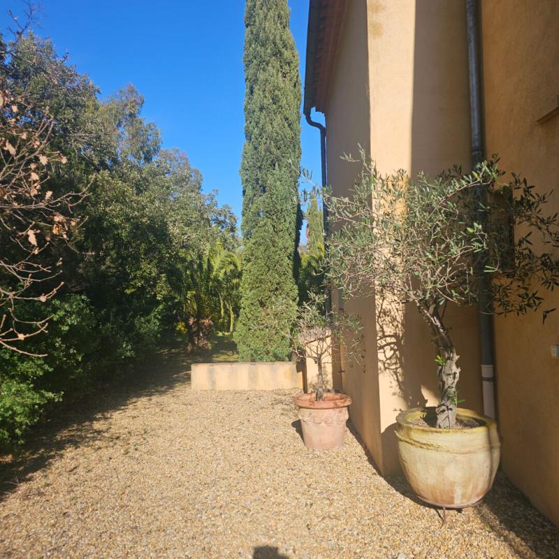 GRIMAUD Demeure de charme provençale à pied  à la plage et vue mer 16