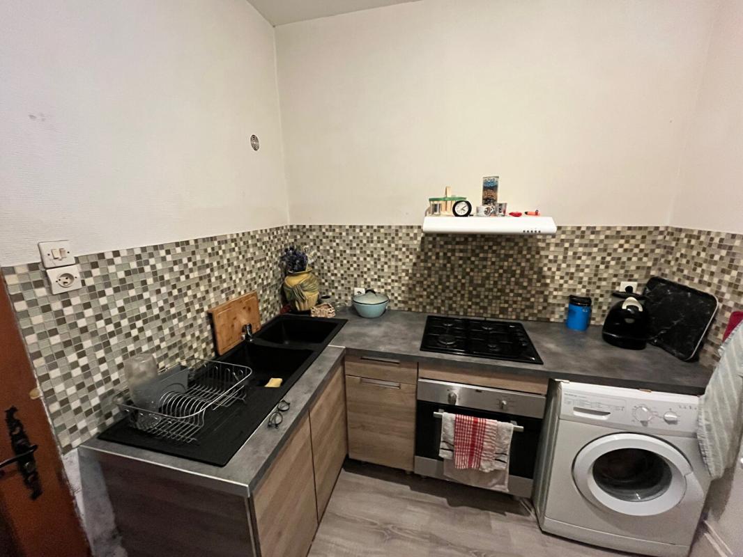 MOULINS Immeuble Moulins 3 appartements + local 100 m2 + 2 garages + terrain 10