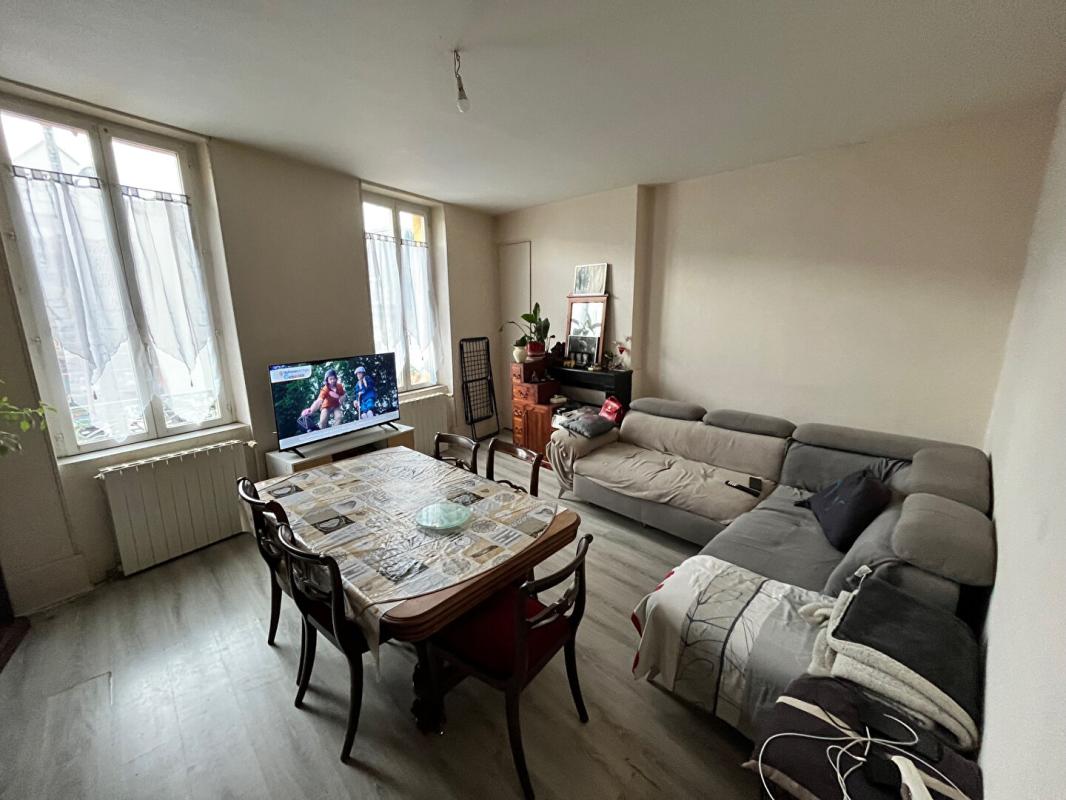 MOULINS Immeuble Moulins 3 appartements + local 100 m2 + 2 garages + terrain 11