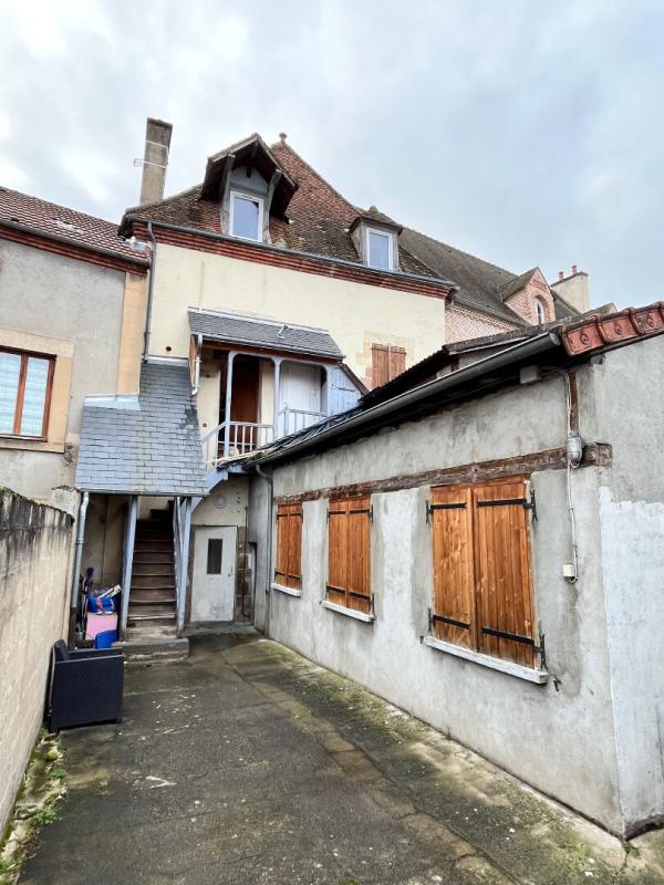 MOULINS Immeuble Moulins 3 appartements + local 100 m2 + 2 garages + terrain 14