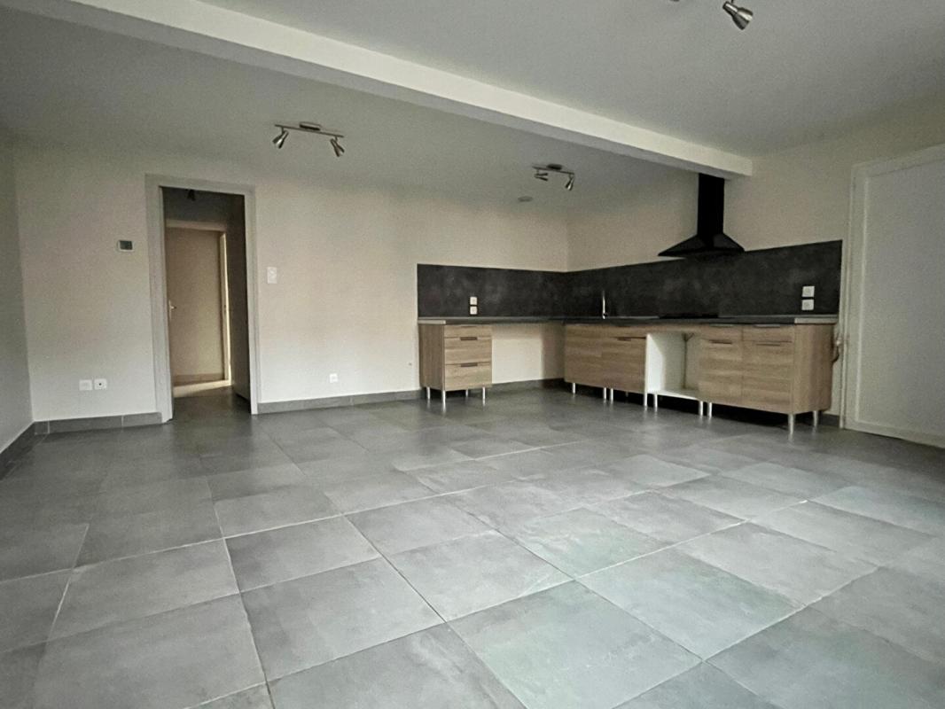 MOULINS Immeuble Moulins 3 appartements + local 100 m2 + 2 garages + terrain 7