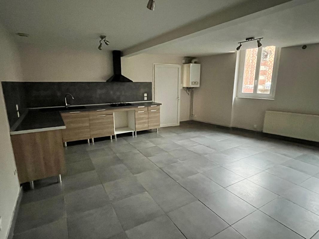 MOULINS Immeuble Moulins 3 appartements + local 100 m2 + 2 garages + terrain 8