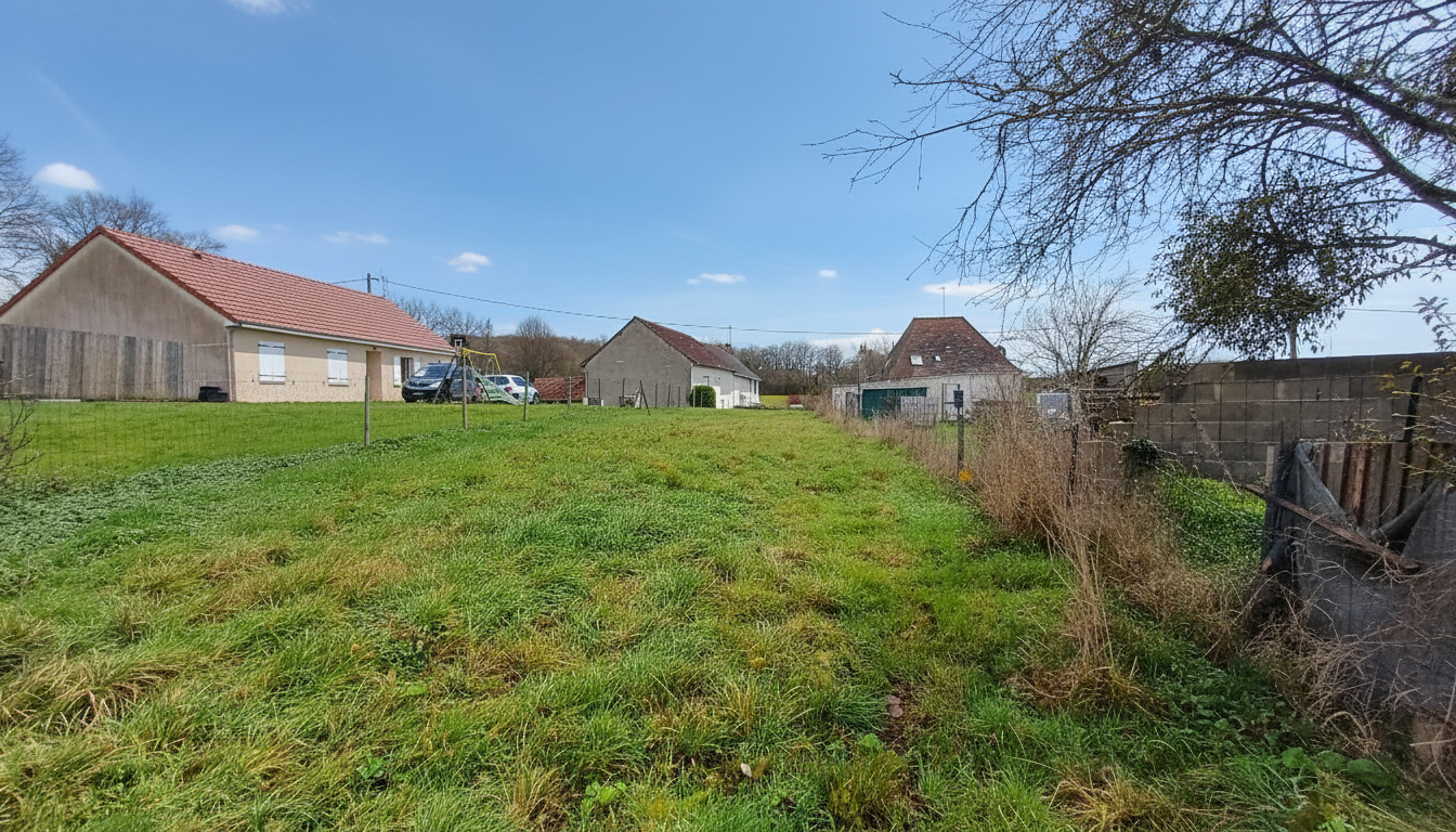 CELON Terrain Celon proche bourg 2085 m2 3