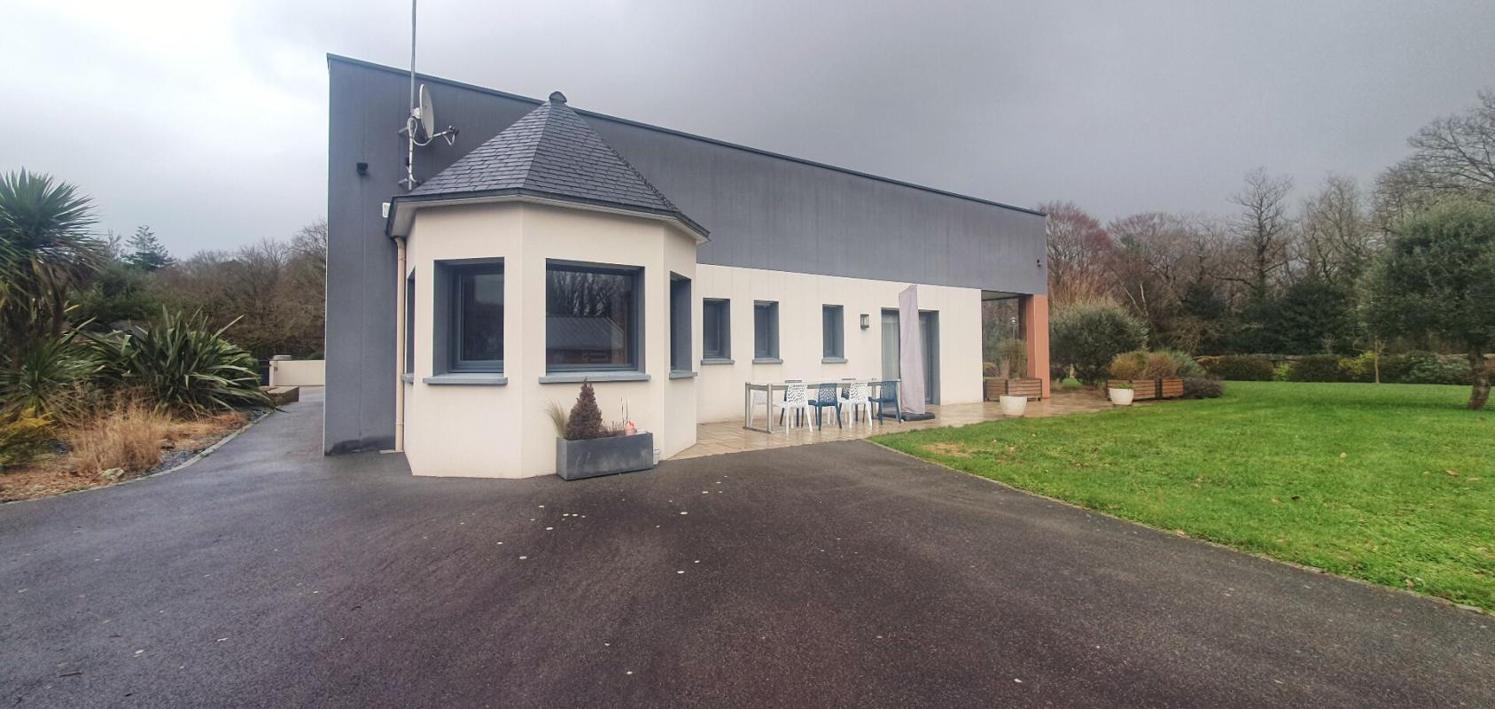 LANGUIDIC Propriété contemporaine d'exception avec piscine et spa d'intérieur 13