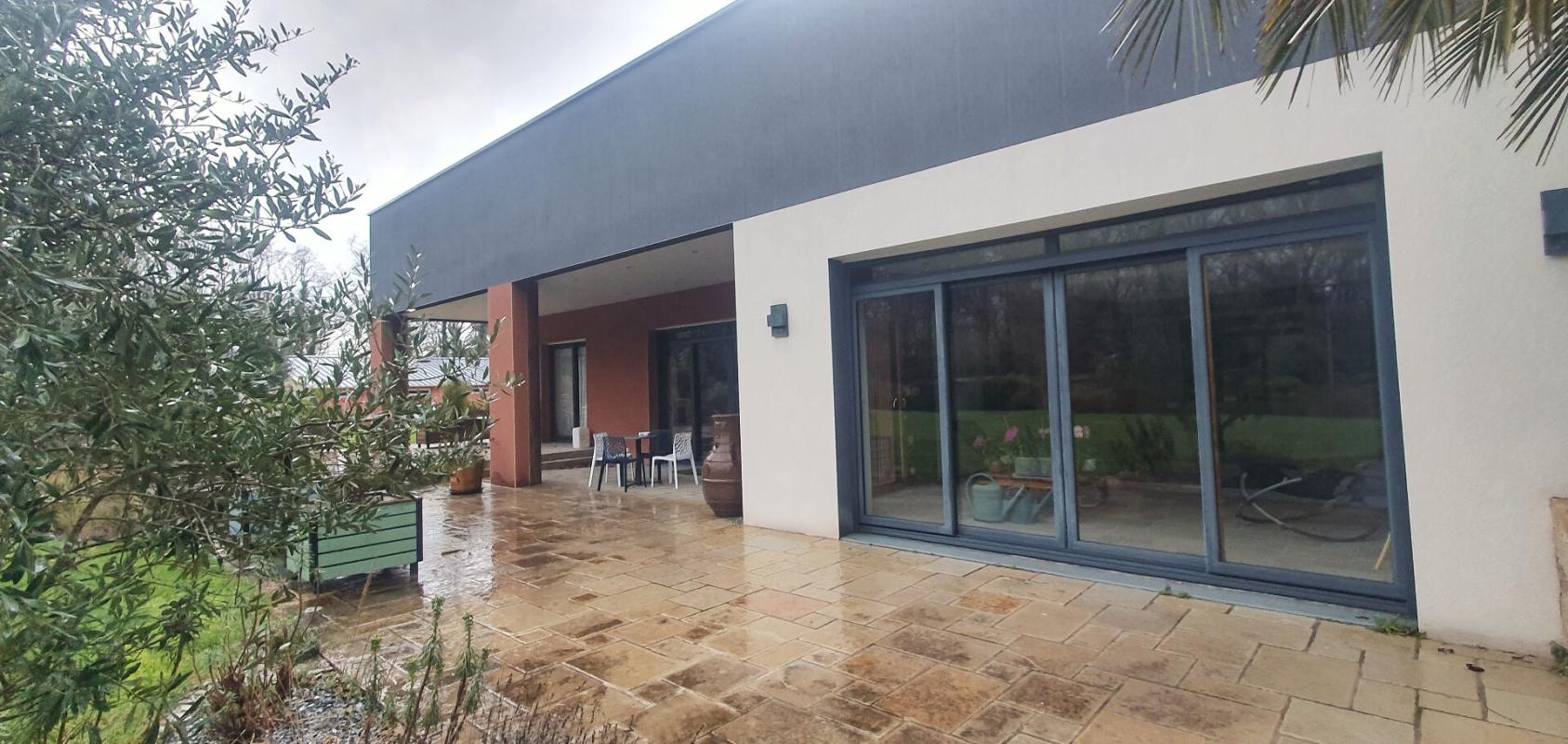 LANGUIDIC Propriété contemporaine d'exception avec piscine et spa d'intérieur 7