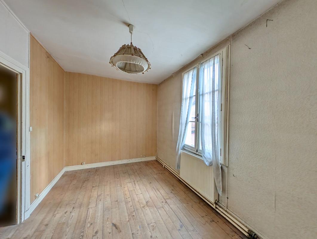 LE BUGUE Maison centre ville 3 chambres + cour 5