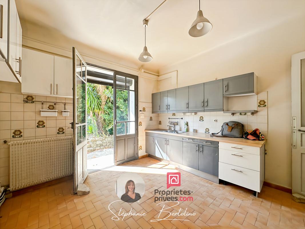 DRAGUIGNAN Maison Draguignan 7 pièces -180 m2 - 3000 m2 de terrain  zone UCA 9