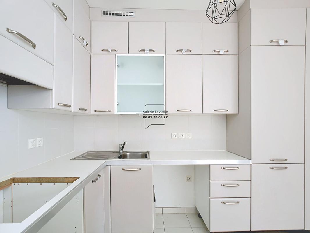 MARSEILLE-1ER-ARRONDISSEMENT Marseille (13001) - Vieux Port / République  - Type 3 - 86 m2  + Balcon filant - VENDU LOUE 3