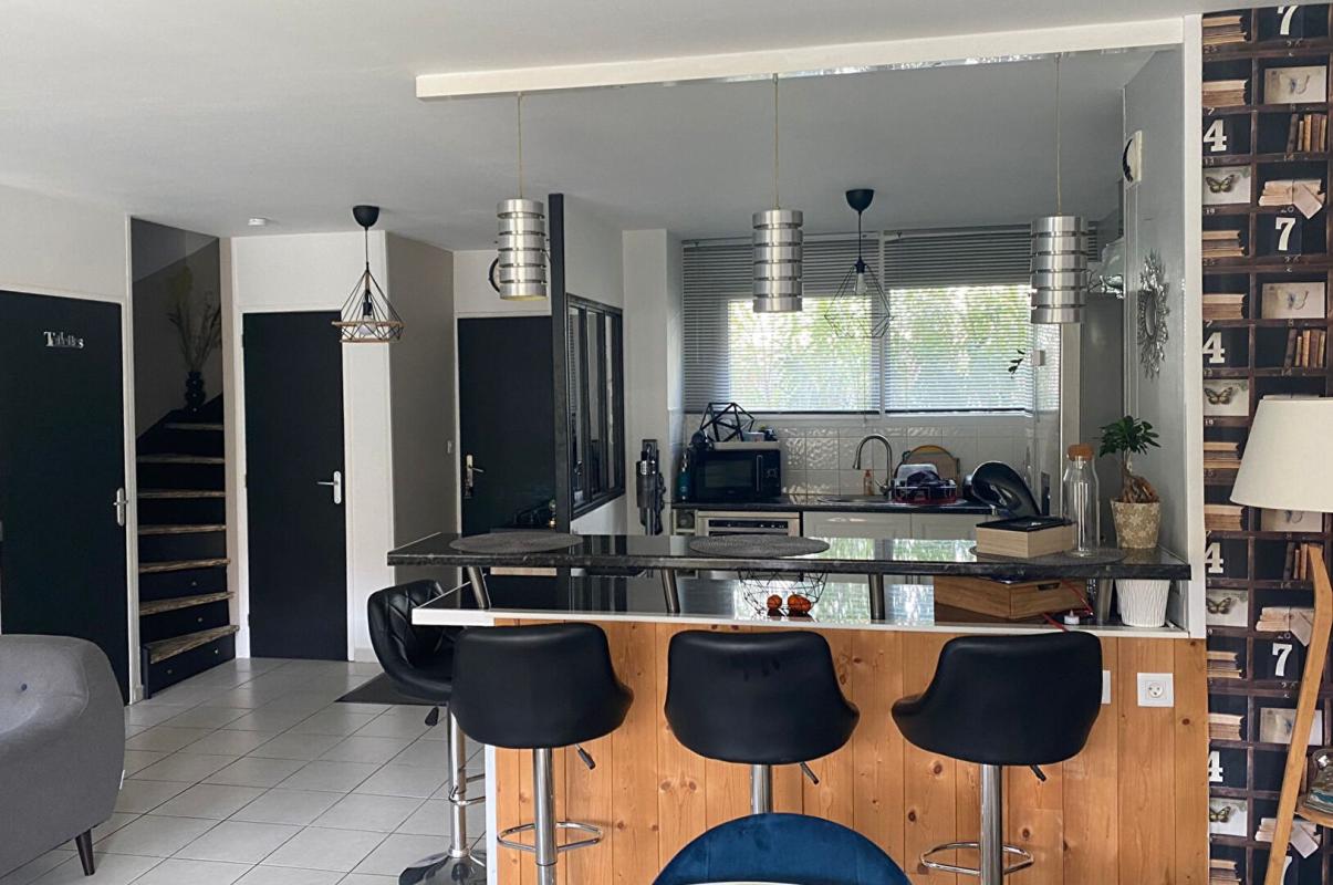 LA LONDE-LES-MAURES LA LONDE A LOUER MEUBLEE A L'ANNEE Maison de ville T4 +loggia+parking S/S 10