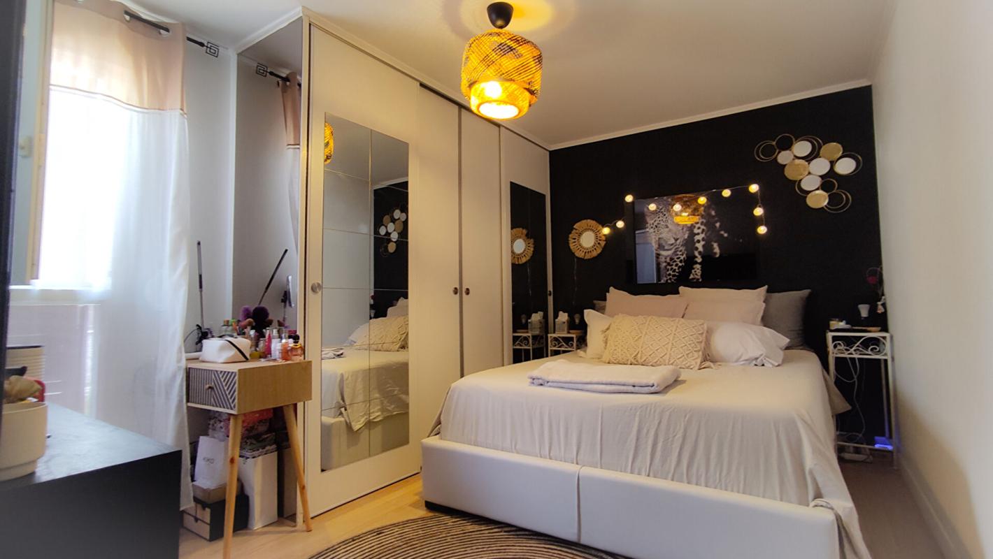 LA LONDE-LES-MAURES LA LONDE A LOUER MEUBLEE A L'ANNEE Maison de ville T4 +loggia+parking S/S 11