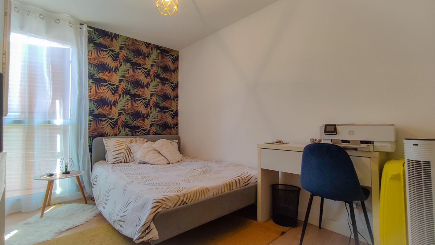 LA LONDE-LES-MAURES LA LONDE A LOUER MEUBLEE A L'ANNEE Maison de ville T4 +loggia+parking S/S 12