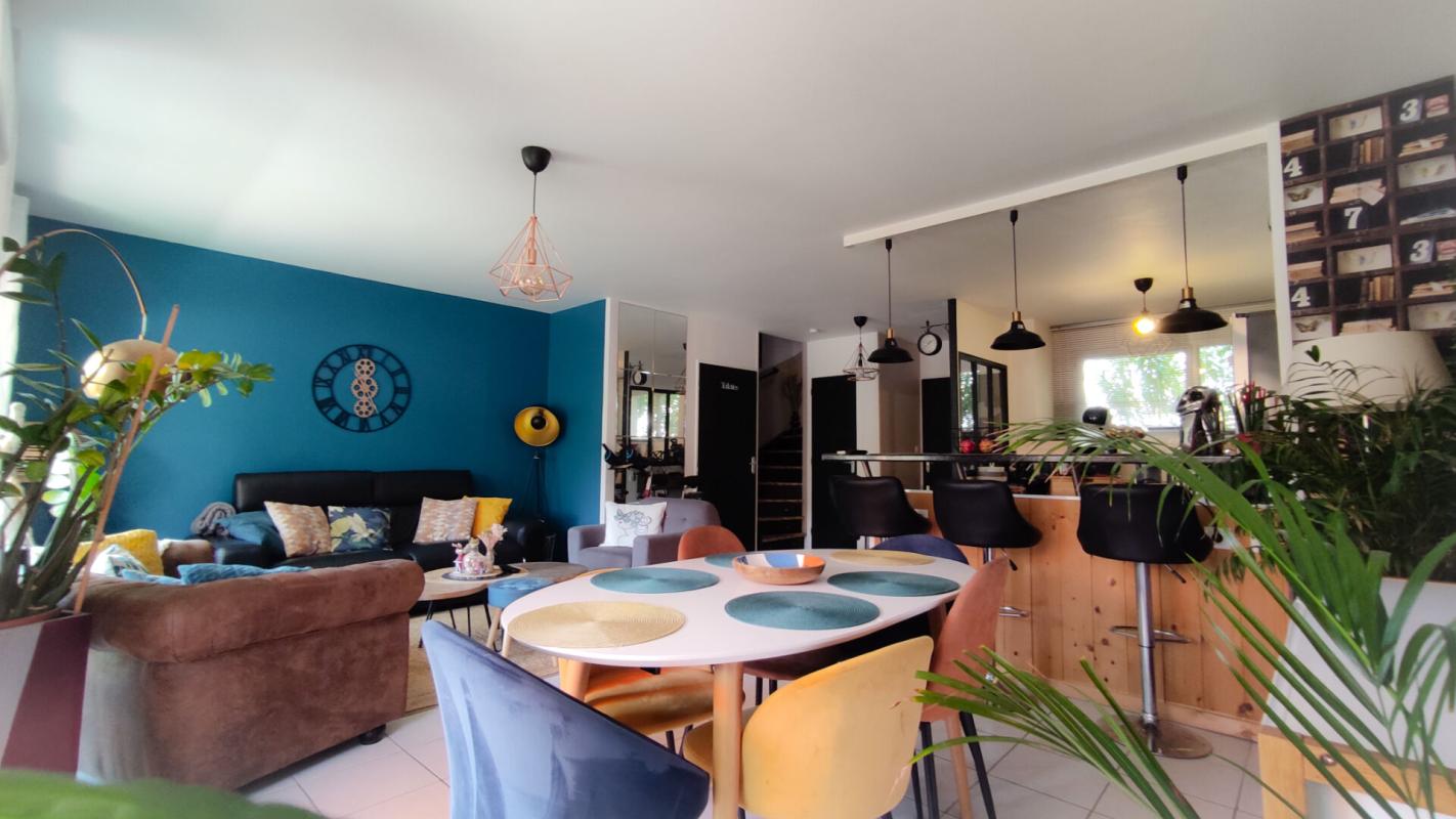 LA LONDE-LES-MAURES LA LONDE A LOUER MEUBLEE A L'ANNEE Maison de ville T4 +loggia+parking S/S 3