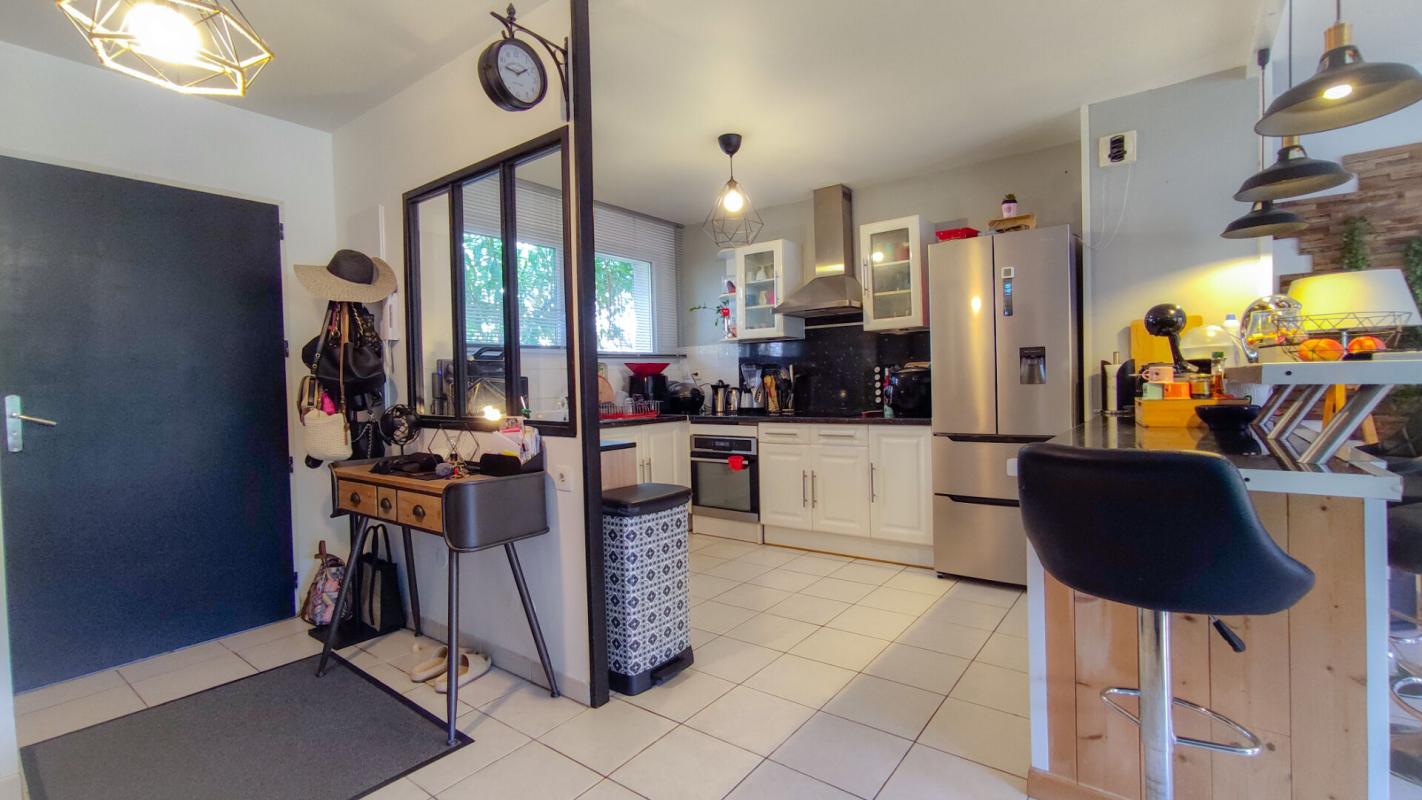 LA LONDE-LES-MAURES LA LONDE A LOUER MEUBLEE A L'ANNEE Maison de ville T4 +loggia+parking S/S 5