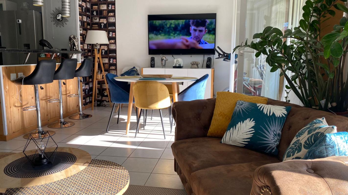 LA LONDE-LES-MAURES LA LONDE A LOUER MEUBLEE A L'ANNEE Maison de ville T4 +loggia+parking S/S 6