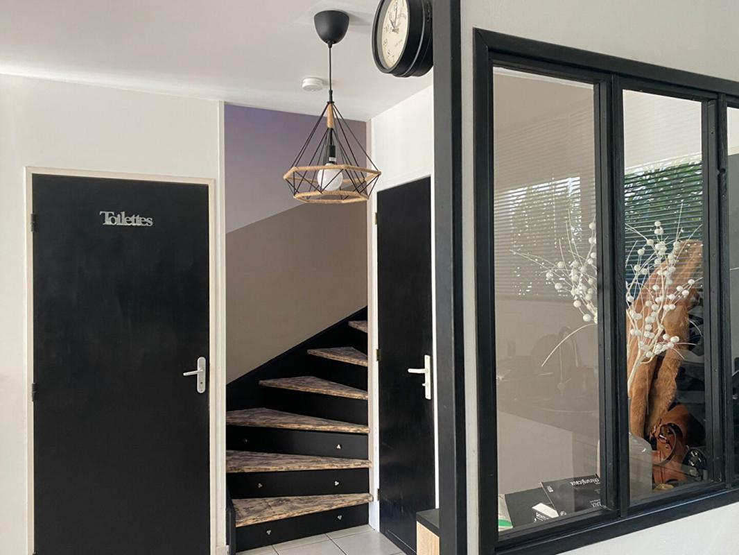 LA LONDE-LES-MAURES LA LONDE A LOUER MEUBLEE A L'ANNEE Maison de ville T4 +loggia+parking S/S 8