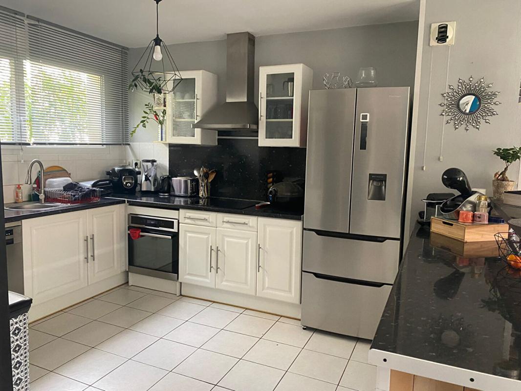 LA LONDE-LES-MAURES LA LONDE A LOUER MEUBLEE A L'ANNEE Maison de ville T4 +loggia+parking S/S 9