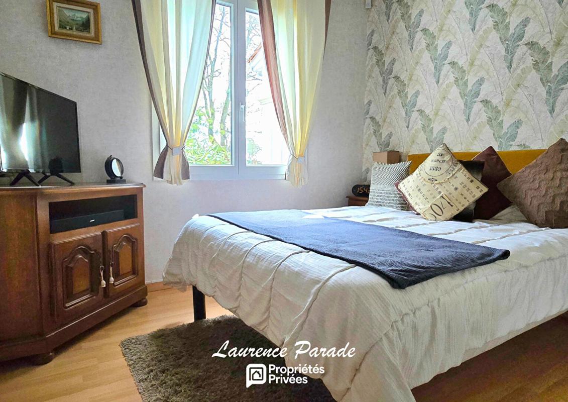 MONTPON-MENESTEROL Maison avec garage piscine et porche 11