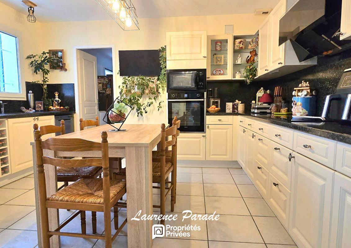 MONTPON-MENESTEROL Maison avec garage piscine et porche 8