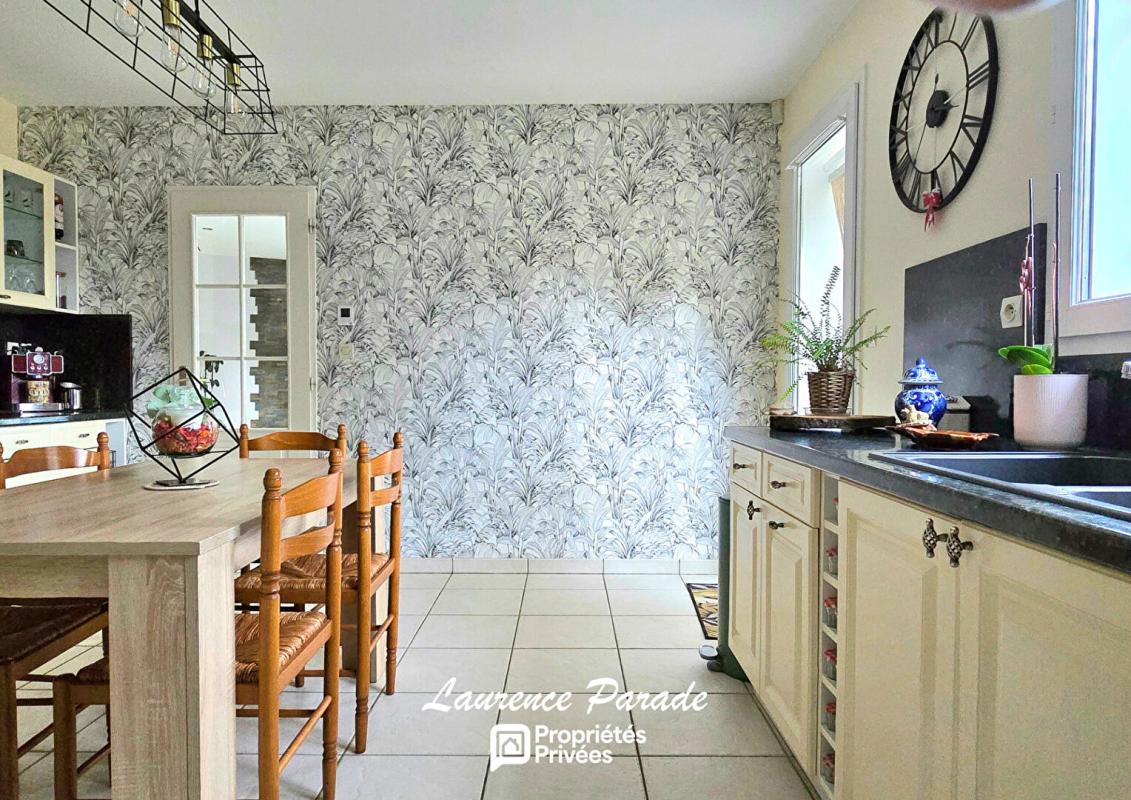 MONTPON-MENESTEROL Maison avec garage piscine et porche 9