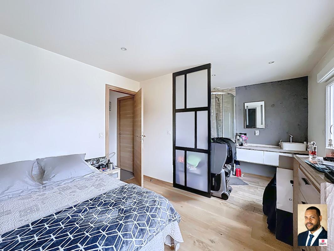 MORANGIS Maison Morangis de 146m² sur 378m² de terrain + dépendance 17