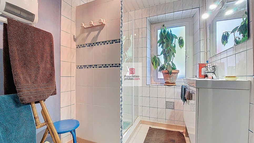 PLAZAC Plazac- Vallée Vézère - Maison en pierre avec 2 parties indépendantes. Vue magnifique. 3/4 chambres. Dépendances. Terrain attenant et non attenant: environ 3ha 11