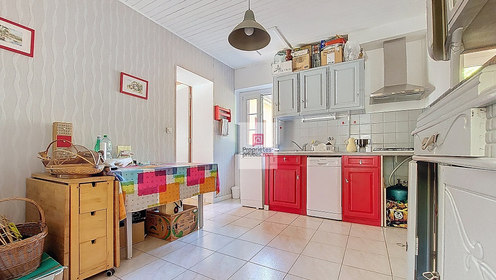 PLAZAC Plazac- Vallée Vézère - Maison en pierre avec 2 parties indépendantes. Vue magnifique. 3/4 chambres. Dépendances. Terrain attenant et non attenant: environ 3ha 12