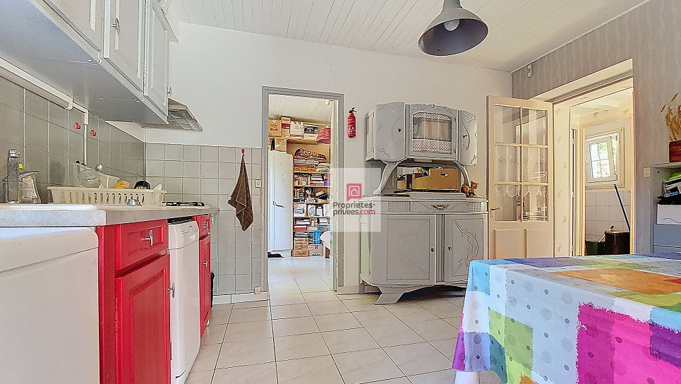 PLAZAC Plazac- Vallée Vézère - Maison en pierre avec 2 parties indépendantes. Vue magnifique. 3/4 chambres. Dépendances. Terrain attenant et non attenant: environ 3ha 13