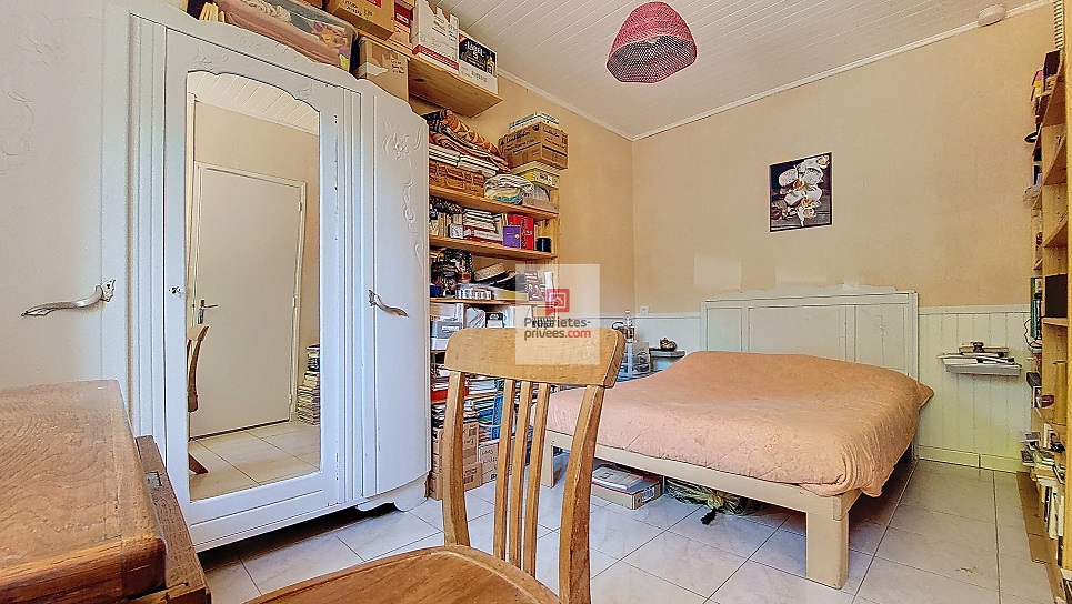 PLAZAC Plazac- Vallée Vézère - Maison en pierre avec 2 parties indépendantes. Vue magnifique. 3/4 chambres. Dépendances. Terrain attenant et non attenant: environ 3ha 14