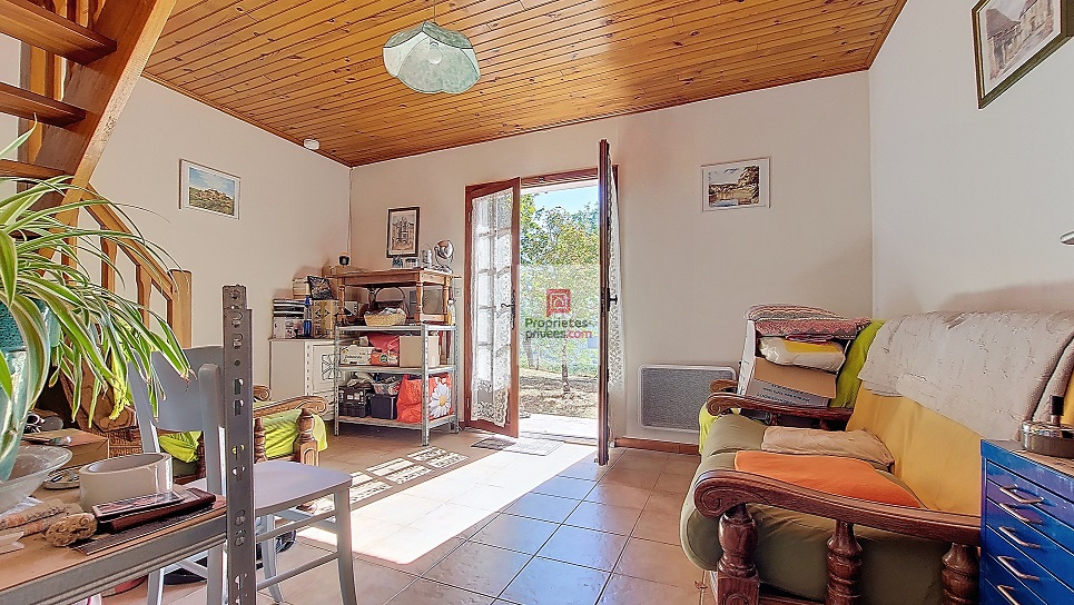 PLAZAC Plazac- Vallée Vézère - Maison en pierre avec 2 parties indépendantes. Vue magnifique. 3/4 chambres. Dépendances. Terrain attenant et non attenant: environ 3ha 15