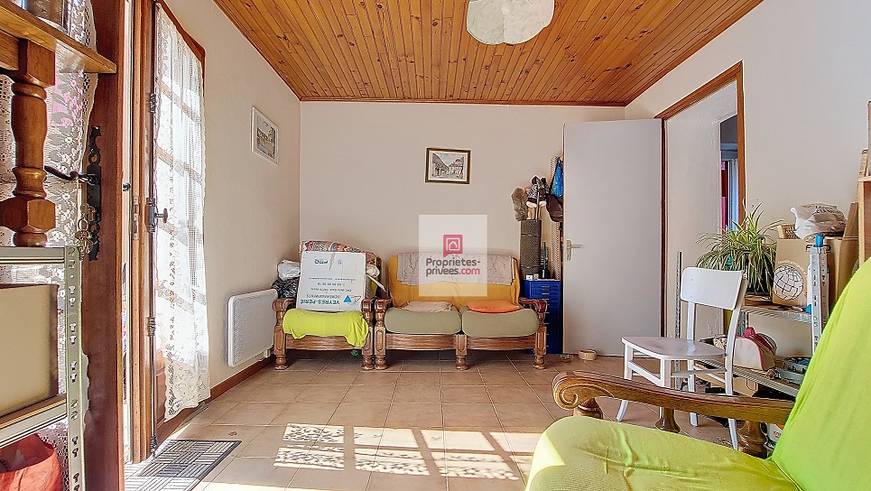 PLAZAC Plazac- Vallée Vézère - Maison en pierre avec 2 parties indépendantes. Vue magnifique. 3/4 chambres. Dépendances. Terrain attenant et non attenant: environ 3ha 16