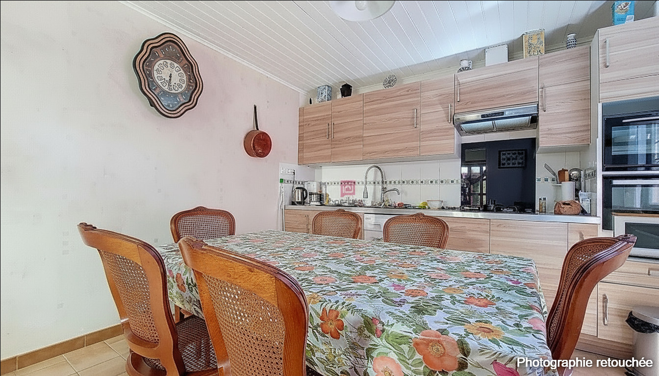 PLAZAC Plazac- Vallée Vézère - Maison en pierre avec 2 parties indépendantes. Vue magnifique. 3/4 chambres. Dépendances. Terrain attenant et non attenant: environ 3ha 6