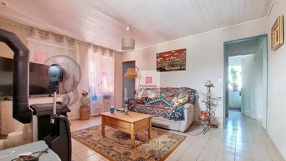 PLAZAC Plazac- Vallée Vézère - Maison en pierre avec 2 parties indépendantes. Vue magnifique. 3/4 chambres. Dépendances. Terrain attenant et non attenant: environ 3ha 7