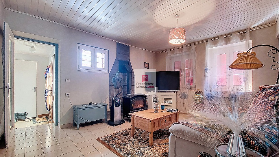 PLAZAC Plazac- Vallée Vézère - Maison en pierre avec 2 parties indépendantes. Vue magnifique. 3/4 chambres. Dépendances. Terrain attenant et non attenant: environ 3ha 8