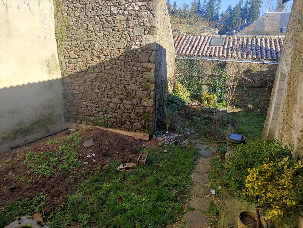 POUZAUGES Maison  6 pièces, 97 m² + dépendances en pierres 12