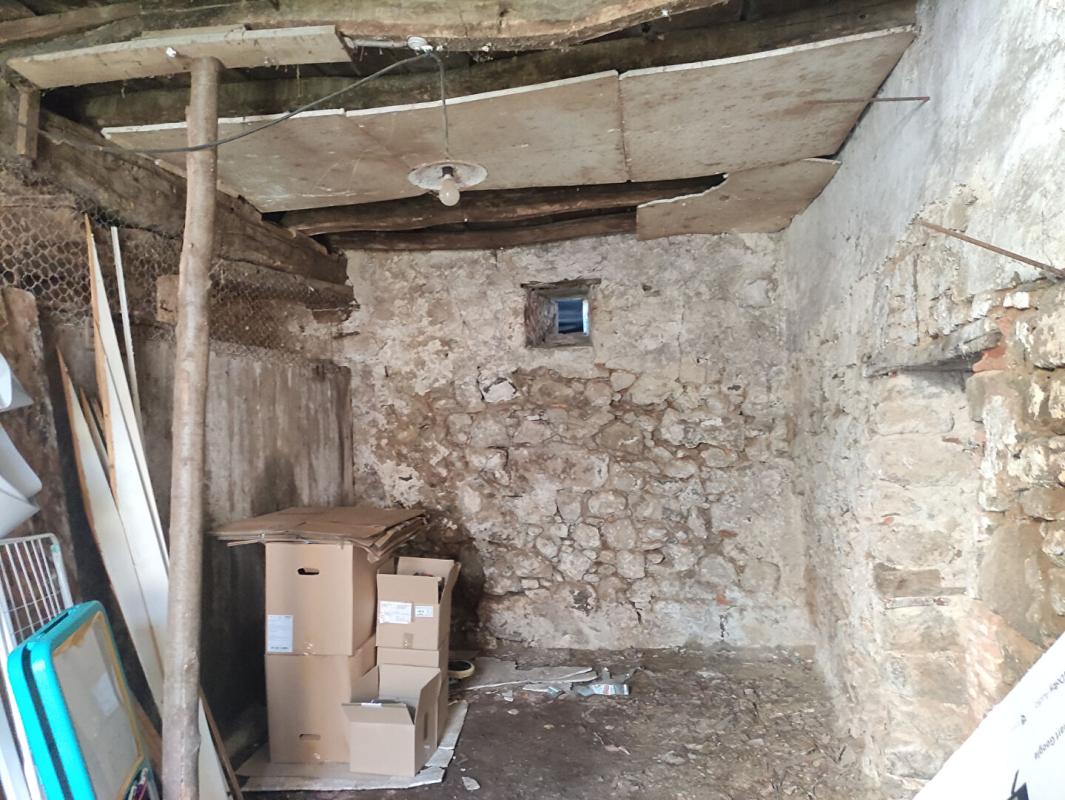 POUZAUGES Maison  6 pièces, 97 m² + dépendances en pierres 14