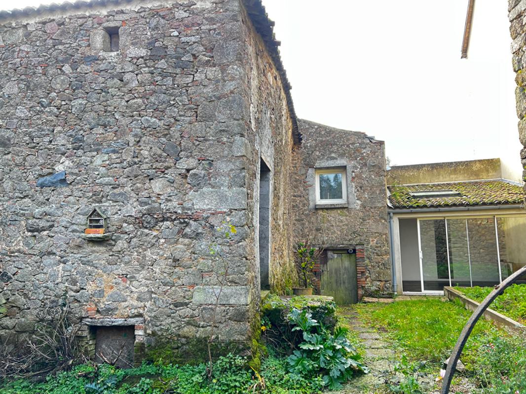 POUZAUGES Maison  6 pièces, 97 m² + dépendances en pierres 2