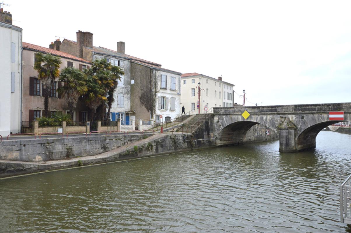 MARANS ENSEMBLE NON HABITABLE A RENOVER 17MARANS CENTRE VILLE 1