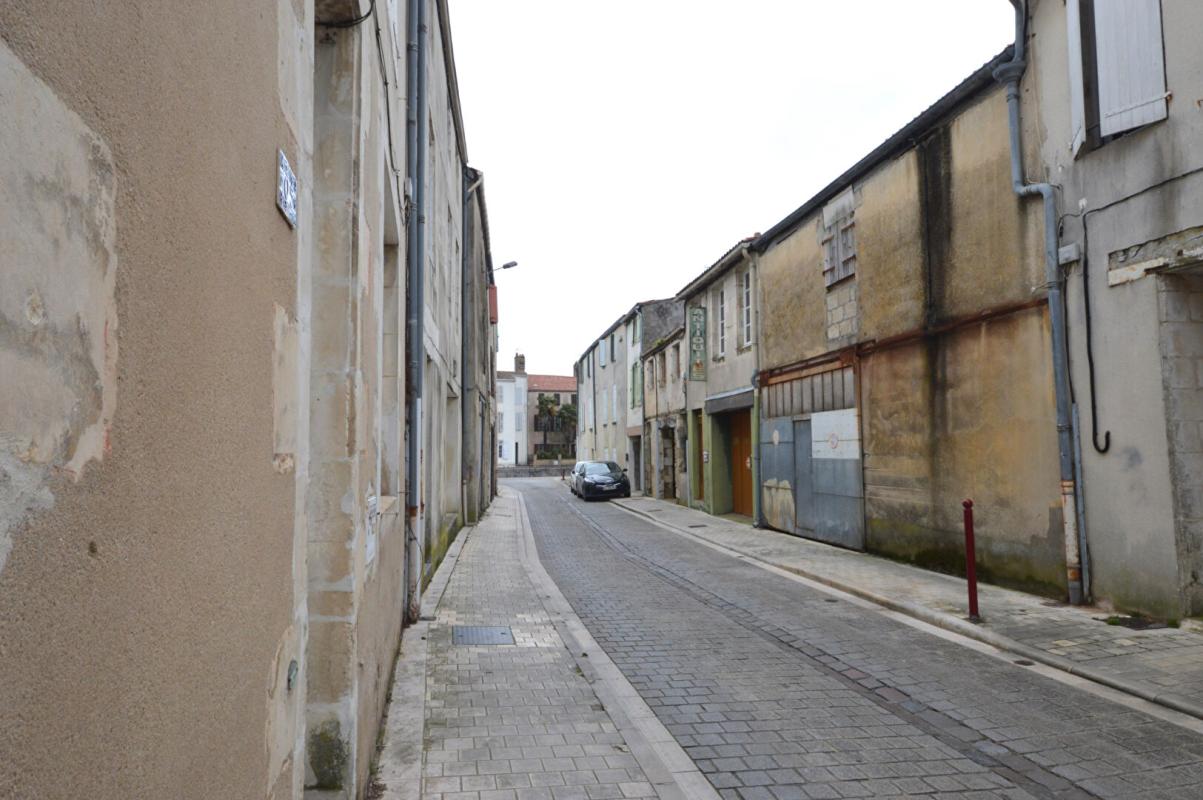 MARANS ENSEMBLE NON HABITABLE A RENOVER 17MARANS CENTRE VILLE 8
