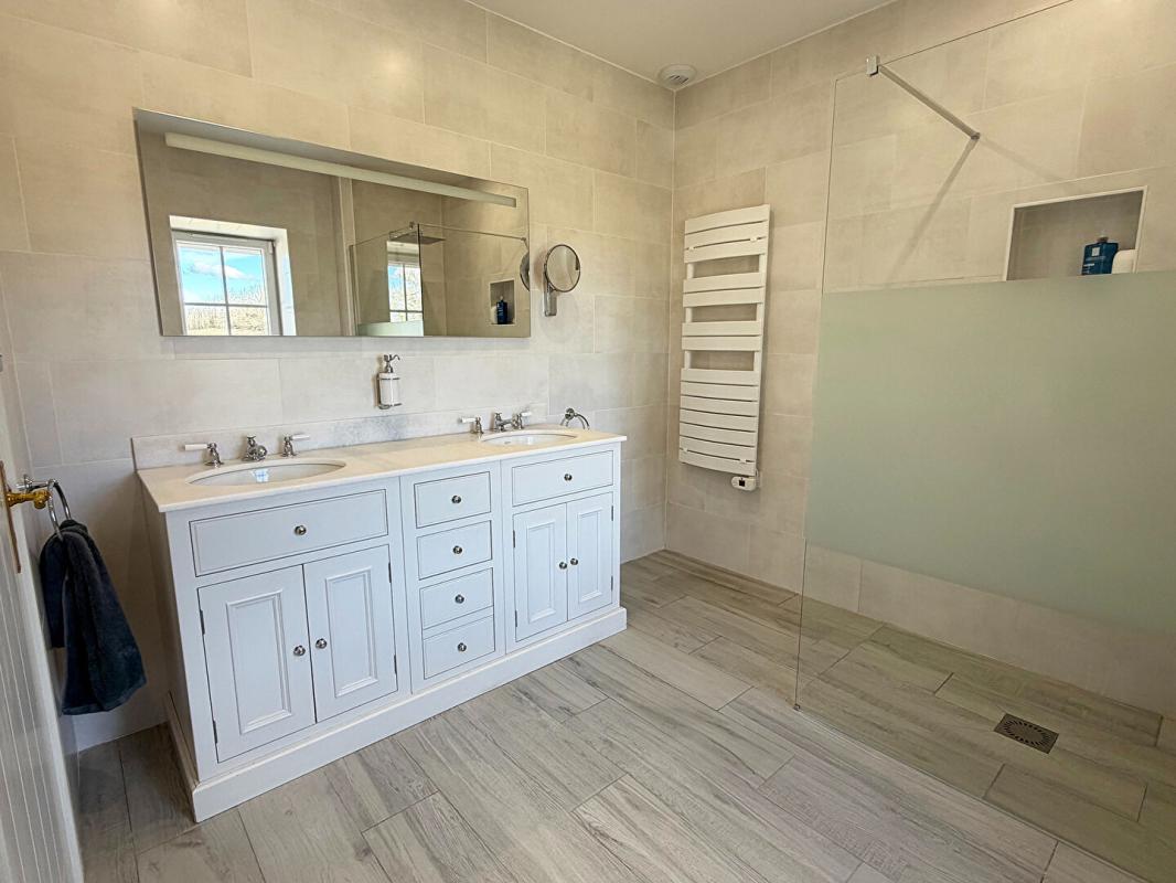 FAUX Ferme rénovée avec finition exceptionnel, piscine et 3 hectares de terrain 11