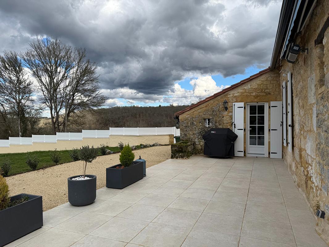 FAUX Ferme rénovée avec finition exceptionnel, piscine et 3 hectares de terrain 15