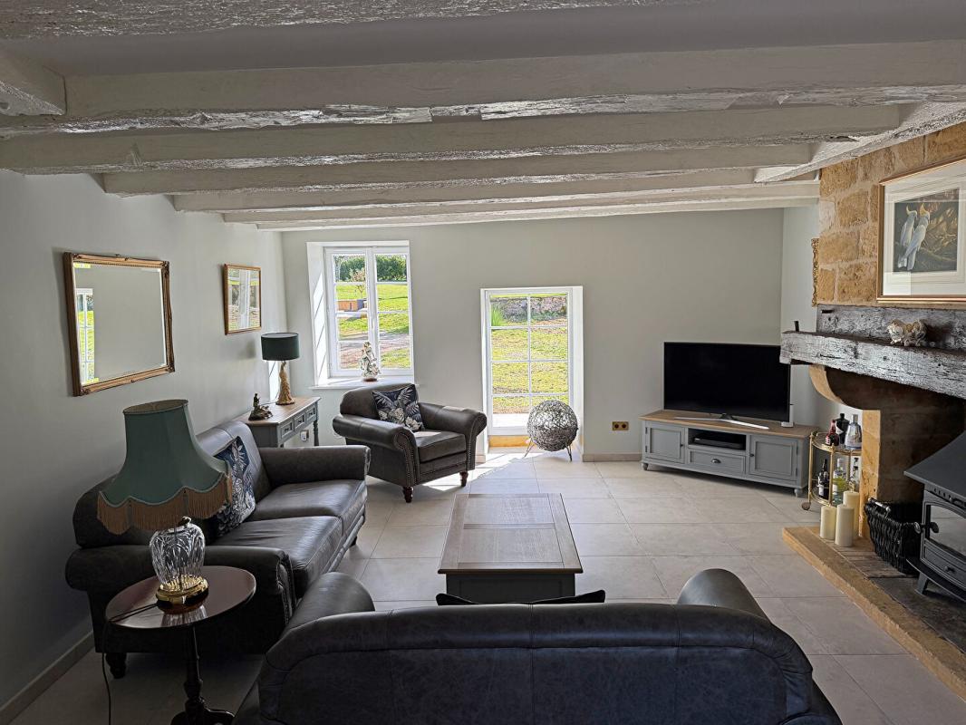 FAUX Ferme rénovée avec finition exceptionnel, piscine et 3 hectares de terrain 3