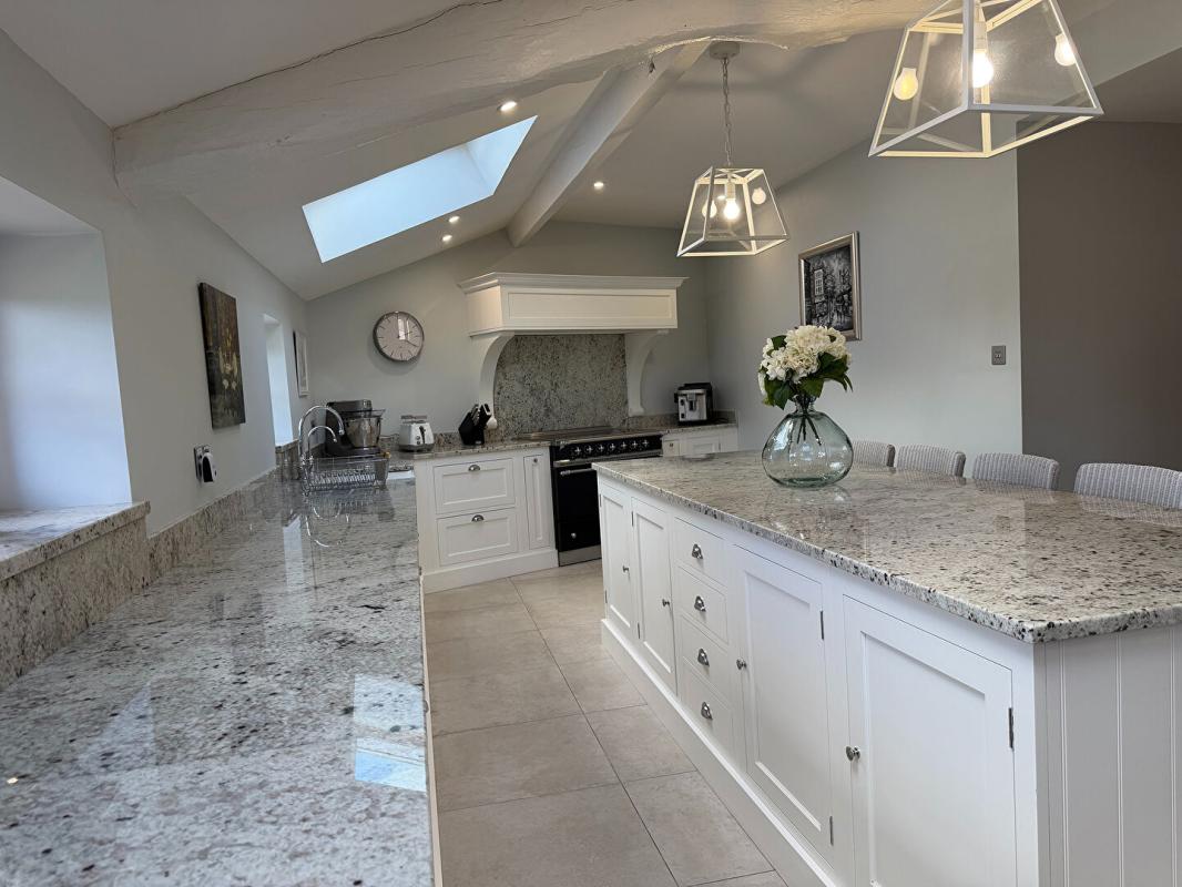 FAUX Ferme rénovée avec finition exceptionnel, piscine et 3 hectares de terrain 6