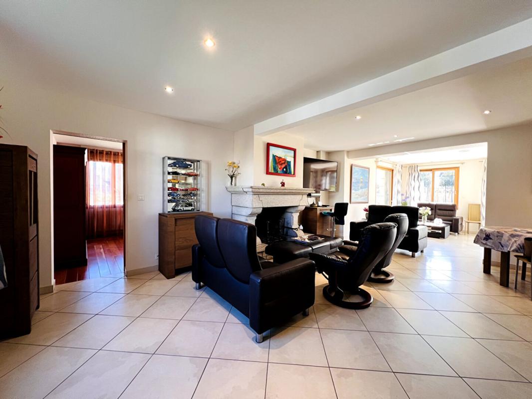 SURZUR Surzur- Maison 205m2- 5 ch- Garages- Atelier- 1824m2 Terrain 10