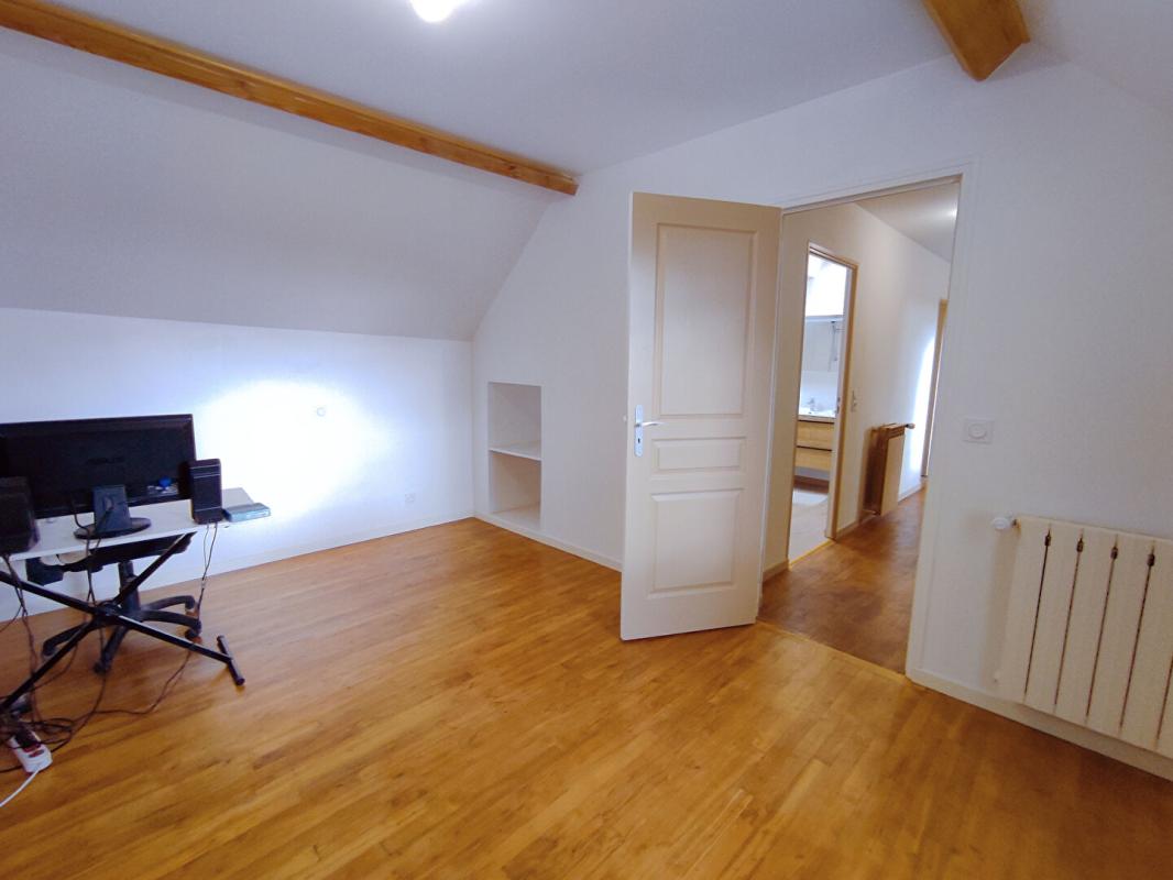 USSEAU Maison de pays 7 pièces 187 m2 avec grange sur 1 HA 16