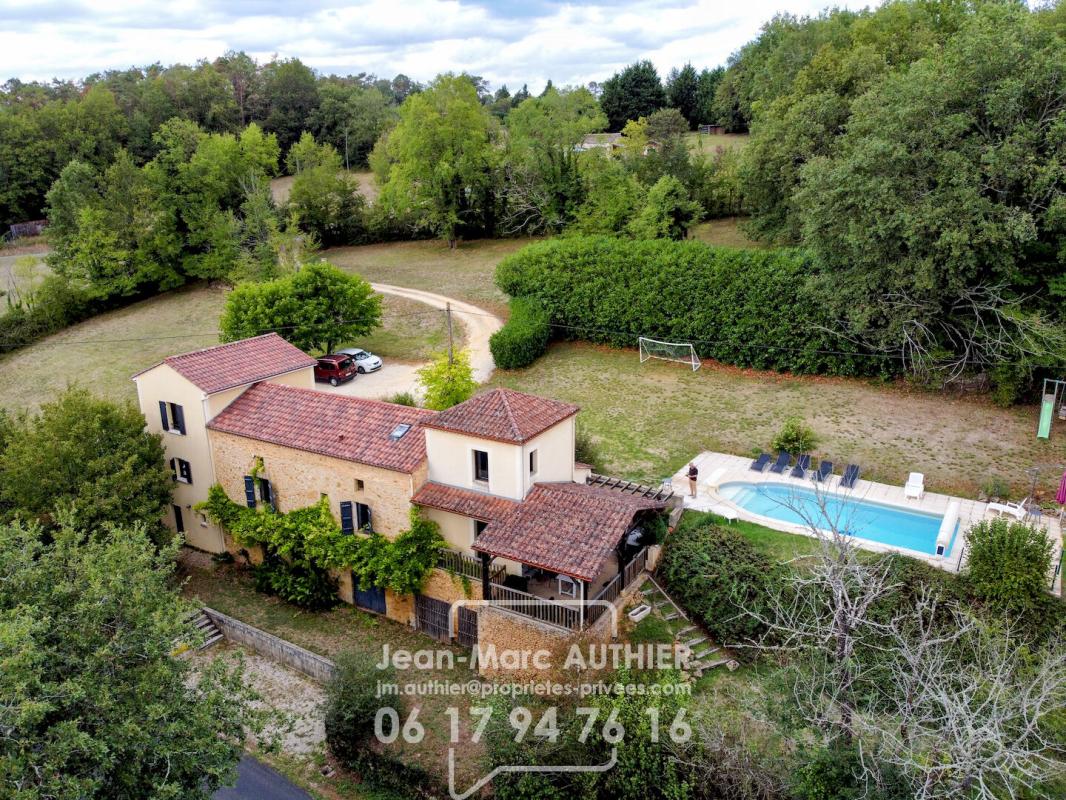 BELVES Propriété de charme, 212 m2, 6 chambres, piscine chauffée sur 6774 m2 1