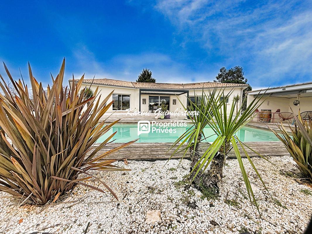 SAINT-DENIS-DE-PILE Villa de plain-pied  avec garage et piscine 1