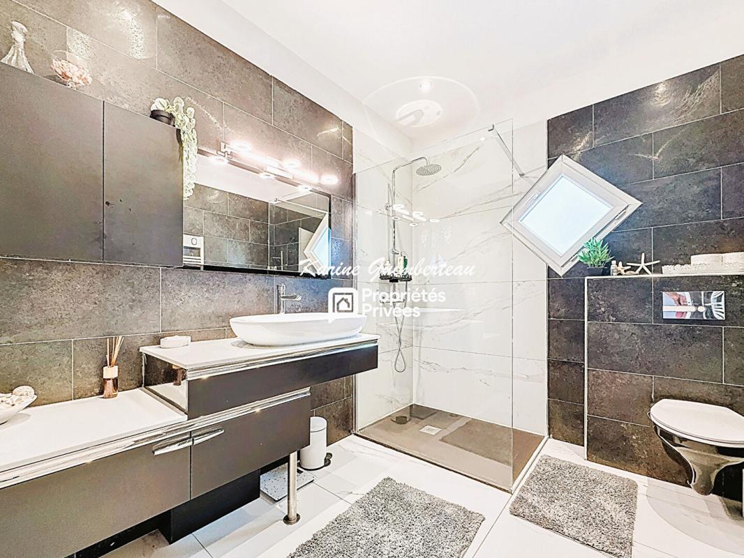 SAINT-DENIS-DE-PILE Villa de plain-pied  avec garage et piscine 12