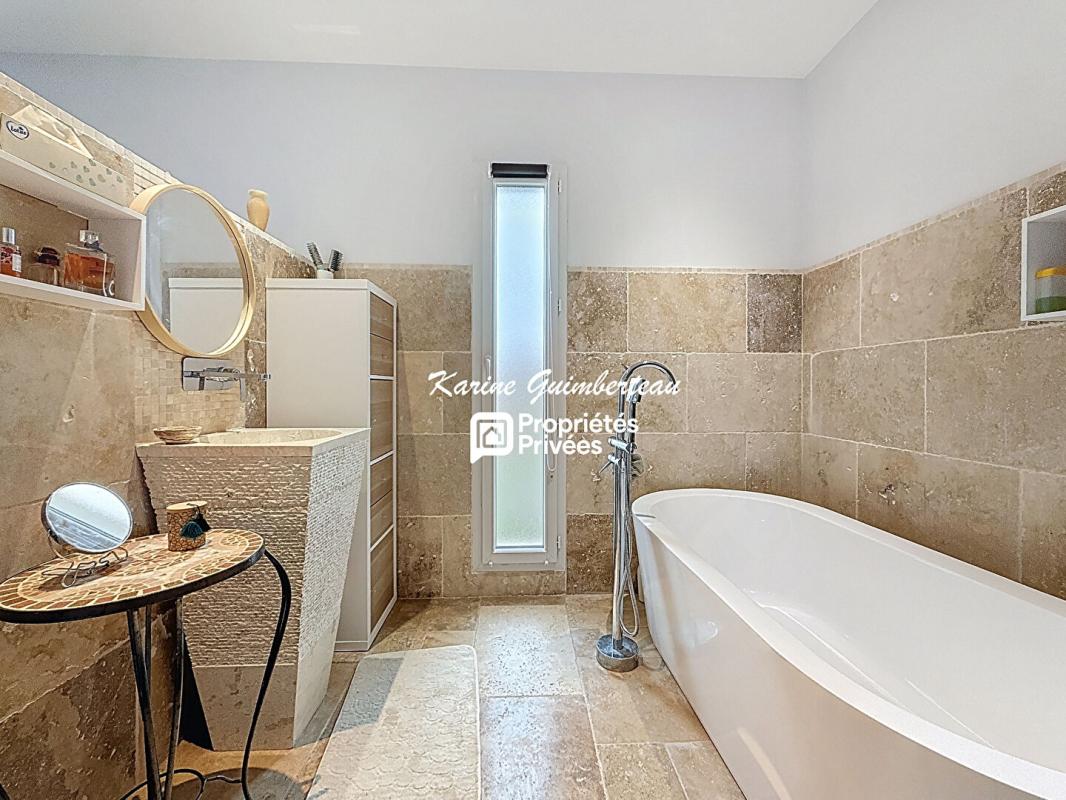 SAINT-DENIS-DE-PILE Villa de plain-pied  avec garage et piscine 5