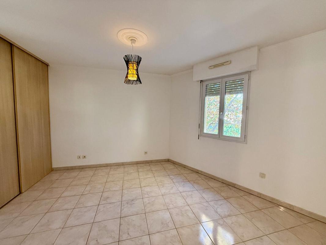 SIX-FOURS-LES-PLAGES Appartement T4 dernier étage avec ascenseur  et grande terrasse - Garage 7